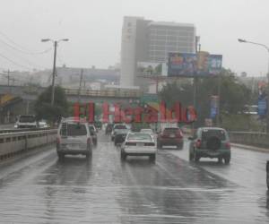 El frente dejará fuertes lluvias y descensos en las temperaturas. Foto EL HERALDO