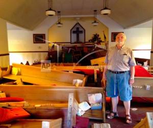El cura Floyd en su iglesia dañada por las inuncaciones en Spring Lake, Carolina del Norte. AP