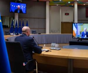 El presidente del Consejo Europeo, Charles Michel, habla con el primer ministro irlandés Micheal Martin, en pantalla a la derecha, por videoconferencia en la sede del consejo, Bruselas, sobre la inmunización mundial. (AP Foto/Olivier Matthys, Pool)