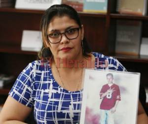 Jesica Soto conversó con EL HERALDO y mostró la fotografía de su hermano Javier Soto, desaparecido en la ruta migratoria desde 2003.