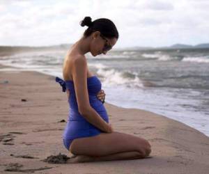 La blogger Atenas Hernández de Merino, quien ahora reside en Madrid, está en la feliz espera de una niña, quien nacerá a inicios de abril. Aun embarazada, ella luce muy bien.