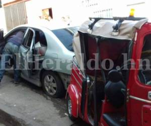 Muere universitaria herida durante un tiroteo registrado en la colonia 14 de Marzo.El vehículo de los sospechosos quedó en la calle principal de la 14 de marzo tras impactar contra una mototaxi. (Foto: Alex Pérez/ El Heraldo Honduras/ Noticias de Honduras)