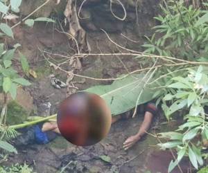 Cuerpo de la víctima al momento de ser encontrado por agentes de la Policía.