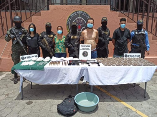 Los detenidos fueron identificados como Marlon Nolberto Euceda Evora, 'Cuijina', coordinador de las actividades ilícitas de la Mara Salvatrucha, un menor de edad, conocido como 'El Negro', Iscarli Gallo Aguirre (20), 'La flaca' y Natali Calderón Bautista (27).