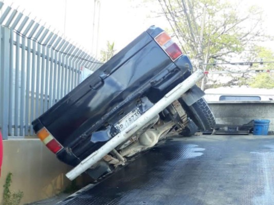 El carro cayó sobre el cuerpo del empleado municipal.