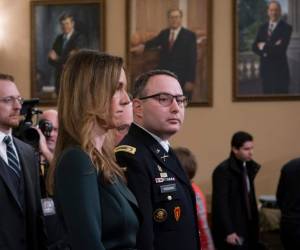 Jennifer Williams, asistente del vicepresidente Mike Pence, y asistente del Consejo de Seguridad Nacional, teniente coronel Alexander Vindman, se van después de testificar ante el Comité de Inteligencia de la Cámara de Representantes en el Capitolio en Washington, el martes 19 de noviembre de 2019, durante una audiencia de juicio público. de los esfuerzos del presidente Donald Trump para vincular la ayuda estadounidense a Ucrania con las investigaciones de sus opositores políticos. (Foto AP / Susan Walsh)