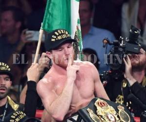 'No fue fácil, pero trabajamos para ganar. Queríamos el nocaut y no llegó, pero al menos cumplimos con el objetivo', dijo Canelo tras la pelea. Foto AFP