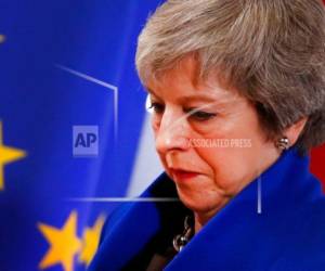 Theresa May convocó a su gabinete para una reunión pocas horas después de regresar de Bruselas donde los líderes de las otras 27 naciones de la UE aprobaron el pacto. AP