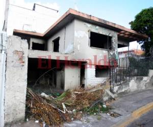 Sin puertas ni ventanas, llena de basura y despidiendo malos olores se encuentra la edificación.