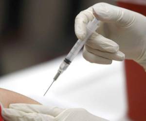 La vacuna italiana contra la covid-19 fue aplicada por primera vez el lunes a una mujer voluntaria de 50 años en el inicio de los ensayos que se espera duren once meses. Foto: AP