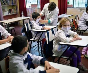 Los estudiantes de una escuela rural usan máscaras faciales en Puntas de San Pedro, departamento de Colonia, Uruguay. Foto: Agencia AFP.