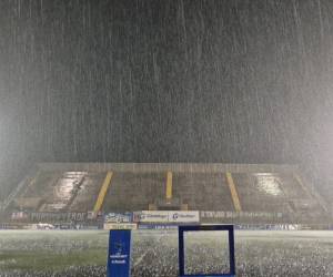Así se encuentra la cancha del estadio Emilio Williams y la lluvia no se detiene.