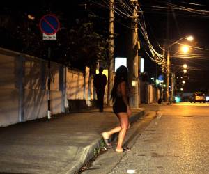 Algunas son atraídas con ofertas de trabajo “normal” por redes sociales, que luego terminan en prostitución. Otras son conscientes de lo que les espera, como María, de 25 años y oriunda de un pueblo en el este de Venezuela.