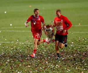 El defensa francés del Bayern de Múnich Lucas Hernández corre con la Copa de Europa durante la ceremonia de trofeos después de ganar al final de la final de la Liga de Campeones de la UEFA entre el Paris Saint-Germain y el Bayern de Múnich en el estadio de la Luz de Lisboa. Foto: Agencia AFP.