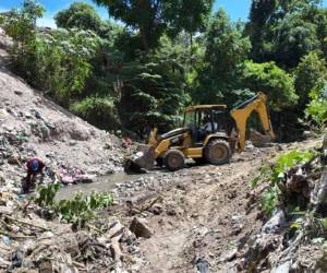Las cuadrillas realizan trabajos de canalización para retirar obstáculos que limitan el paso del agua y que podrían provocar represamientos durante las tormentas.