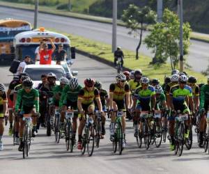 Son miles de ciclistas los que pedalearán en una ruta de 41.2 kilómetros alcanzando grandes velocidades.