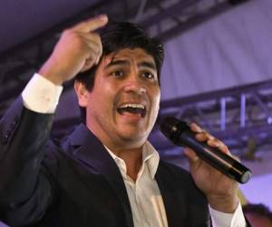 Carlos Alvarado se casó con su novia del colegio, Claudia Dobles, con quien tiene un hijo, Gabriel. Foto: AFP