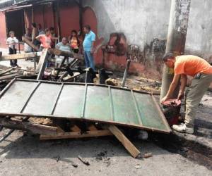 Esta mañana locatarios revisaban lo poco que quedó de sus puestos.