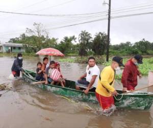 El Cuerpo de Bomberos ha ayudado a cientos de familias damnificadas debido a las inundaciones por las fuertes lluvias.