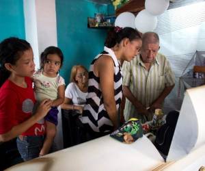 El funeral de Erick Altuve el 28 de mayo del 2019 en Caracas. Altuve, de 11 años, murió de cáncer porque no le realizaron un trasplante de médula. Foto: Agencia AP / Ariana Cubillos