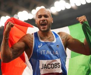 El velocista italiano Marcell Jacobs celebra su victoria en la carrera de 100 metros de los Juegos de Tokio, el 1 de agosto de 2021, en Tokio, Japón. (AP Foto/Martin Meissner)