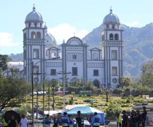 Desde hace varias semanas miles de feligreses han llegado a la Basílica de Suyapa.