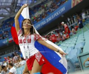 El duelo Croacia - Rusia recibió el apoyo de guapas aficionadas que dejaron de animarlo. (Foto: AP)