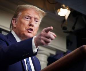 El presidente de los Estados Unidos, Donald Trump, hace un gesto mientras habla durante la sesión informativa diaria sobre el nuevo coronavirus, que causa COVID-19, en la Sala de Información Brady de la Casa Blanca en Washington. Foto: Agencia AFP.