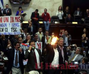 El partido Libre comenzó un zafarrancho en el Congreso Nacional que terminó en la quema de la Constitución de la República, golpes y botellazos dentro del hemiciclo legislativo. Fotos: Jimmy Argueta / EL HERALDO / Cortesía Congreso Nacional.