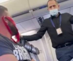 Adam Jenne, de 38 años, considera absurdo el uso de las mascarillas en los viajes aéreos. Foto: Captura video Fox4Now