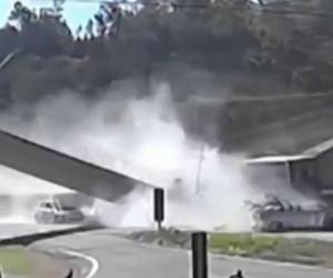 La plataforma de un remolque colisionó contra la estructura del<b> puente peatonal </b>debido a un exceso de altura.