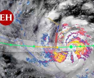 Julia ya se convirtió en huracán y sigue su amenaza ante Honduras.