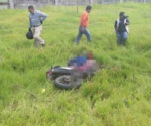 Una de las víctimas quedó tirada en la maleza, encima de la motocicleta en la que se conducía.