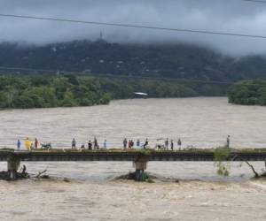 El caudal del Río Humuya en Santa Rita, departamento de Yoro, creció en las últimas horas por las constantes lluvias provocadas por el huracán Eta. Foto: AFP