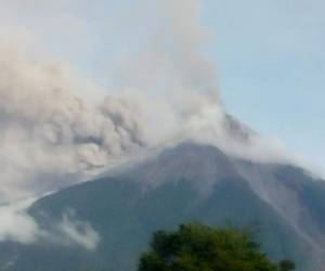 La erupción provocó el descenso de material volcánico ardiente (flujo piroclástico) de seis kilómetros de extensión por un barranco que llegó a la base del volcán, de 3,763 metros de altura y ubicado a 35 km al suroeste de la capital, Ciudad de Guatemala, agregó el funcionario. Foto: @ConredGuatemala en Twitter