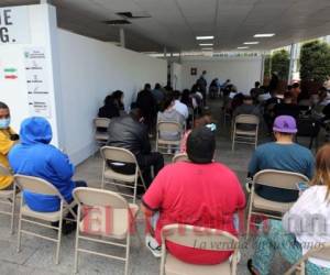 El centro de triaje del Centro Cívico Gubernamental (CCG) realizó más de 150 atenciones durante la mañana y mediodía. Por el alto número de pacientes, la espera para una consulta es de varias horas. Foto: David Romero/El Heraldo