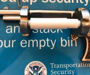 Un portapapel de baño en foorma de pistola que fue confiscado en un punto de revisión del Aeropuerto Internacional Newark Liberty en Newark, Nueva Jersey. Foto: AP