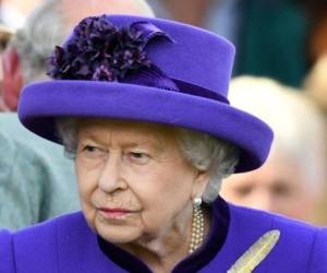 La Reina Isabel II, a sus 95 años, resultó positiva de covid-19.