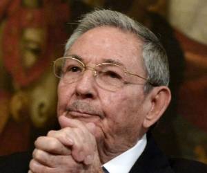 La ceremonia ocurre a semanas de las elecciones para diputados de la Asamblea Nacional, el 11 de marzo, que se realiza bajo la supervisión del único y gobernante Partido Comunista de Cuba (PCC). De entre ellos saldrá el sucesor de Raúl Castro, quien dejará el poder el 19 de abril después de asumirlo en 2008. Foto: AFP