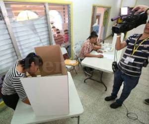 Yulissa Amador Cálix fue la primera votante en la jornada donde se espera la participación de al menos unas 20,000 personas. Foto: Mario Urrutia / El Heraldo.