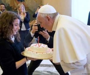 Un grupo de jóvenes católicos dio un pastel al papa.