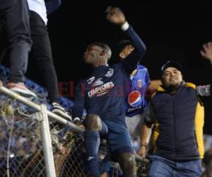 Así festejó Rubilio Castillo con la afición motagüense. Foto David Romero| EL HERALDO