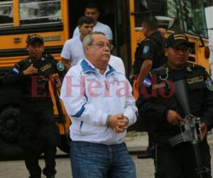 Mario Antonio Zelaya Rojas custodiado por elementos policiales al bajarse del bus penitenciario para comparecer a su audiencia judicial. Foto: David Romero/EL HERALDO