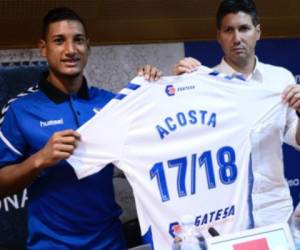 Bryan Acosta, jugador del Tenerife de España junto al director deportivo Alfonso Serrano. (Foto: Redes)