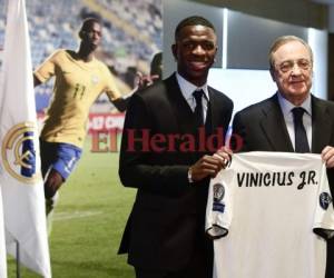 Florentino Pérez presentó esta mañana a Vinicius Junior en el estadio Santiago Bernabéu. Foto:AFP