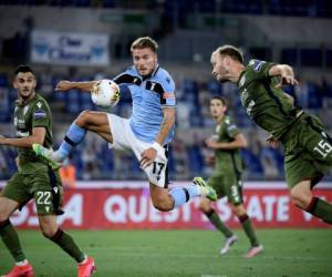 El delantero de Lazio, Ciro Immobile compite con el defensor Ragnar Klavan de Cagliari de Estonia durante el partido de fútbol de la Serie A Lazio vs Cagliari en el Estadio Olímpico de Roma el 23 de julio de 2020. Foto: Agencia AP.