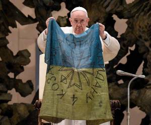 Durante su discurso, el papa desplegó una bandera ucraniana ante los miles de fieles reunidos en la sala Pablo VI.