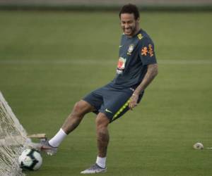 Brazil's footballer Neymar takes part in a training session of the national team at the Granja Comary sport complex in Teresopolis, Brazil, on May 25, 2019 ahead of the Copa America football tournament. (Photo by MAURO PIMENTEL / AFP)