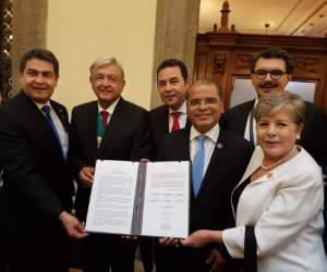 Hernández con López Obrador durante la toma de posesión.