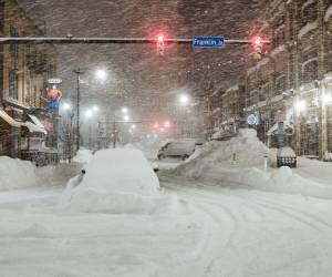 Una calle cubierta por un manto de nieve en Estados Unidos.